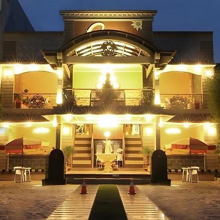 Patria Palace Hotel Blitar Kültér fotó