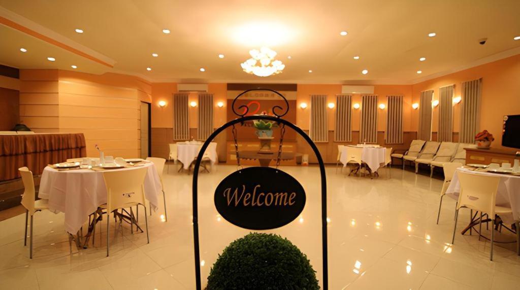 Patria Palace Hotel Blitar Kültér fotó