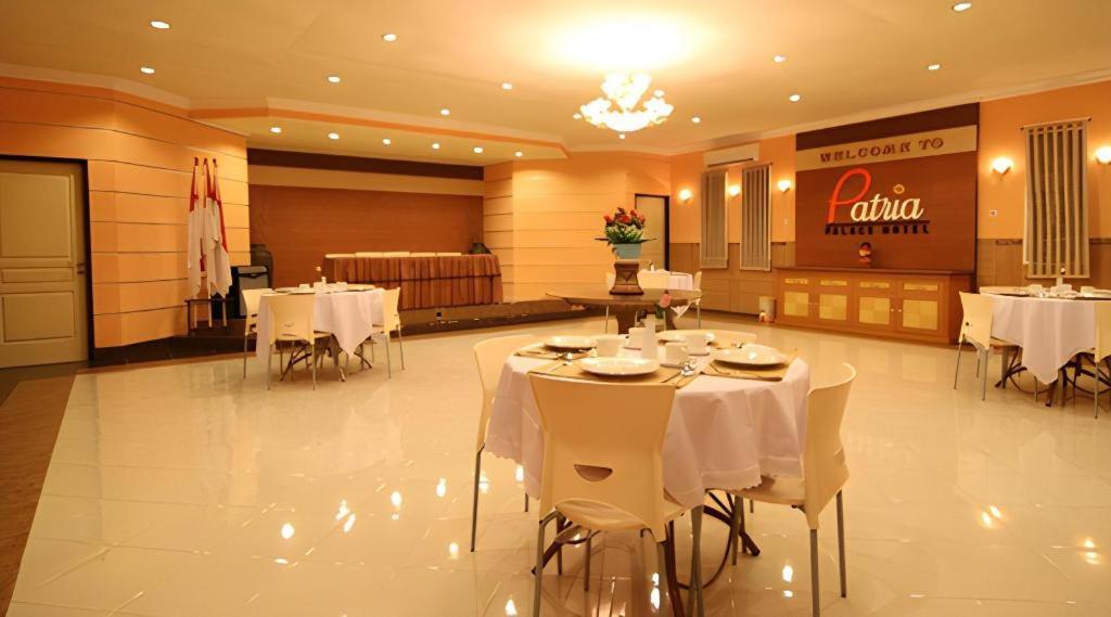 Patria Palace Hotel Blitar Kültér fotó