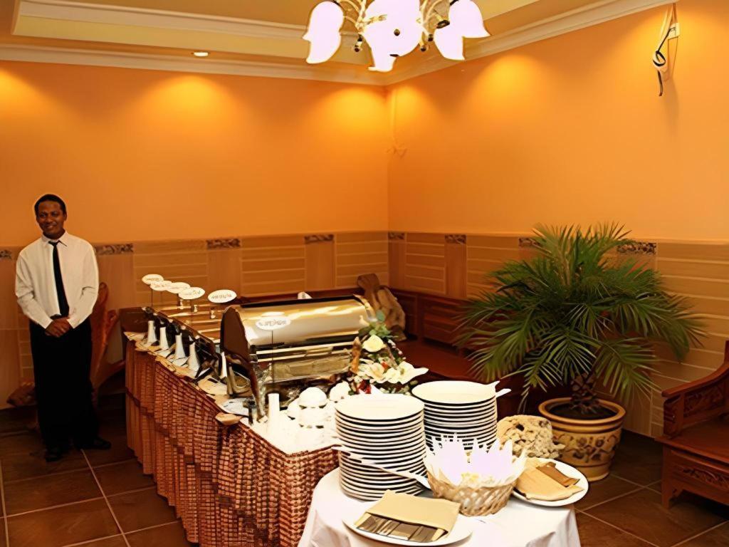 Patria Palace Hotel Blitar Kültér fotó