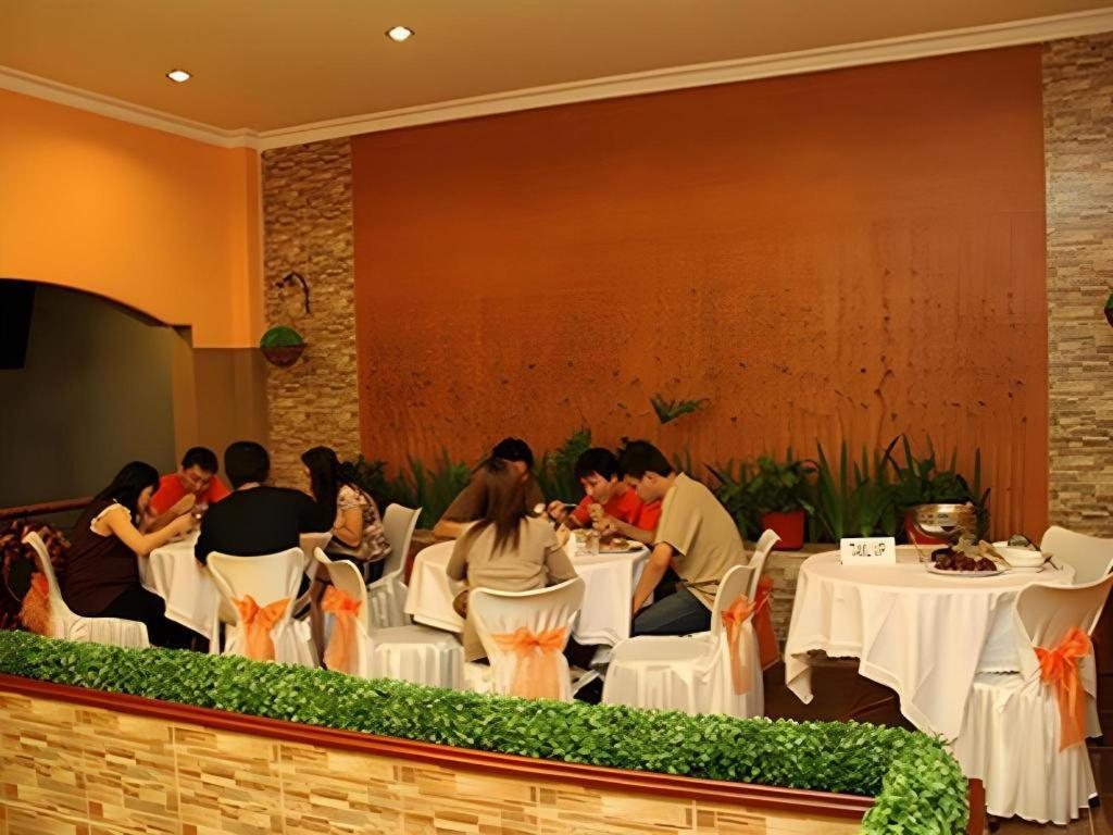 Patria Palace Hotel Blitar Kültér fotó