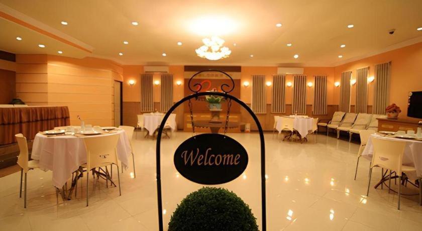 Patria Palace Hotel Blitar Kültér fotó