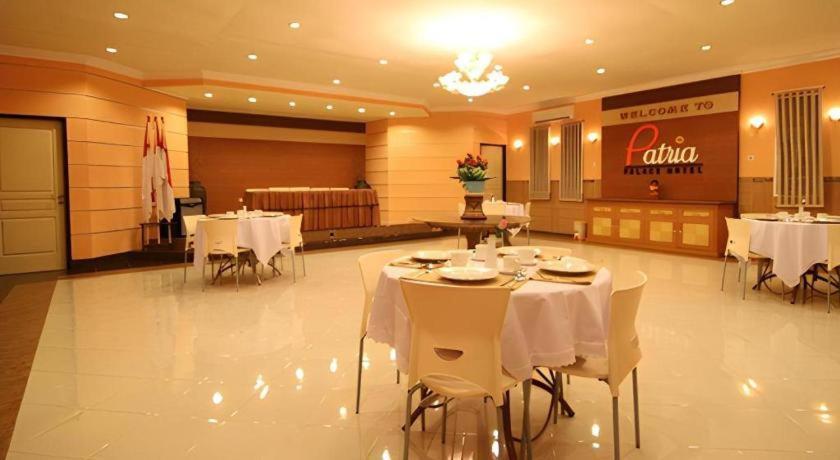 Patria Palace Hotel Blitar Kültér fotó