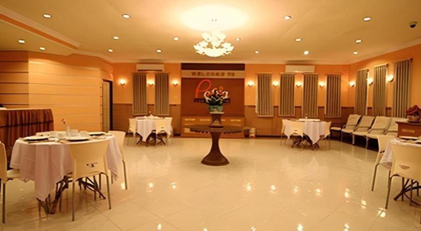 Patria Palace Hotel Blitar Kültér fotó