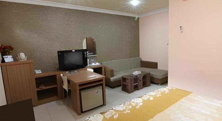 Patria Palace Hotel Blitar Kültér fotó