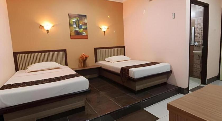 Patria Palace Hotel Blitar Kültér fotó