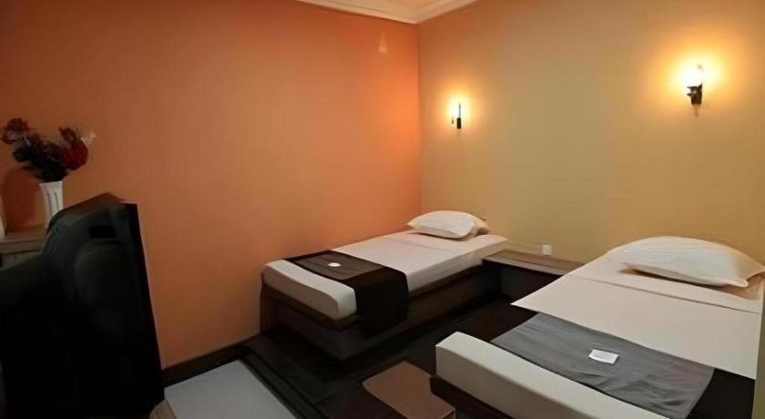 Patria Palace Hotel Blitar Kültér fotó