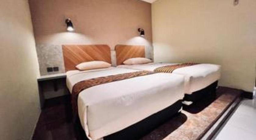 Patria Palace Hotel Blitar Kültér fotó