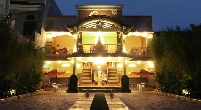 Patria Palace Hotel Blitar Kültér fotó
