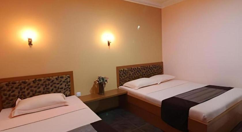 Patria Palace Hotel Blitar Kültér fotó