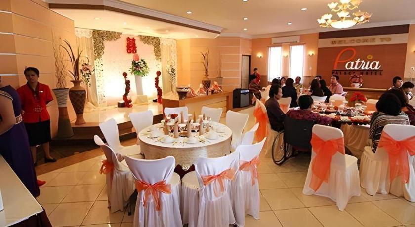 Patria Palace Hotel Blitar Kültér fotó