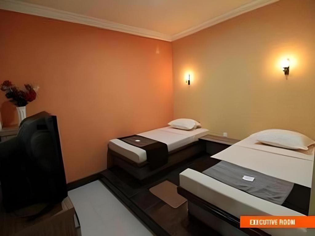 Patria Palace Hotel Blitar Kültér fotó