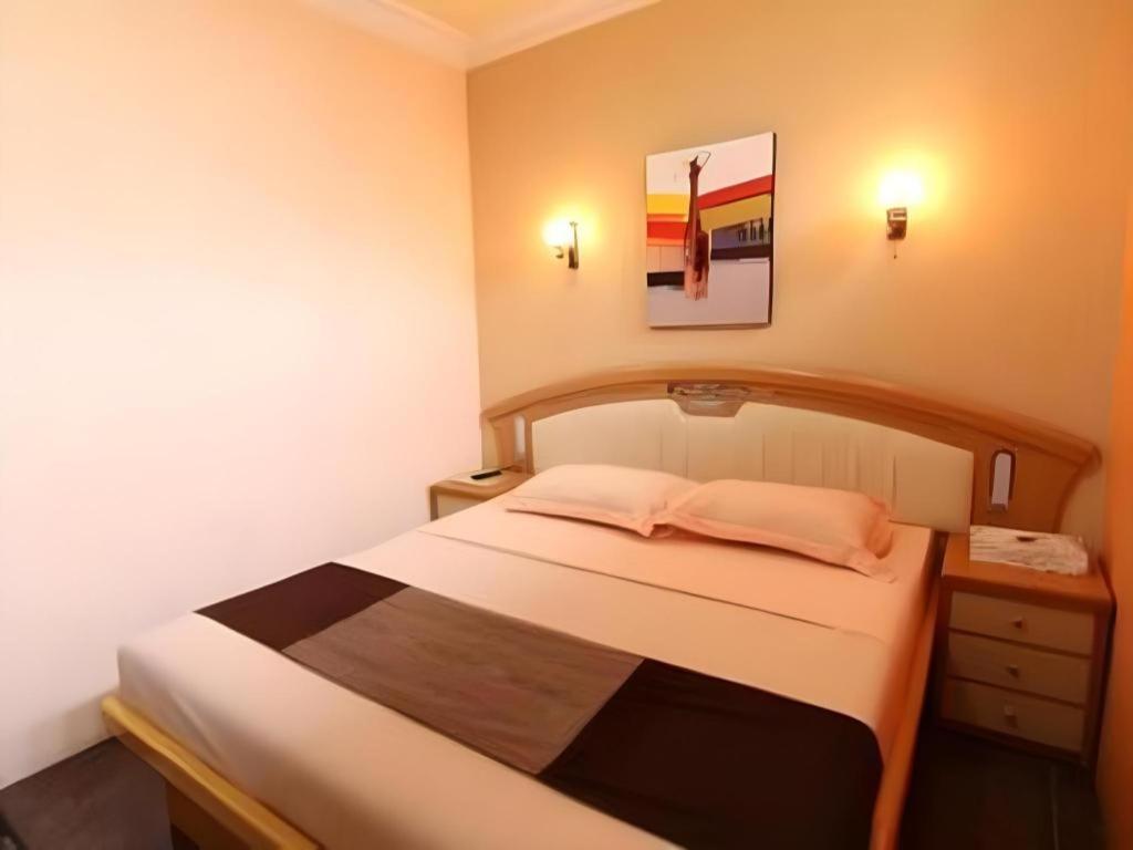 Patria Palace Hotel Blitar Kültér fotó