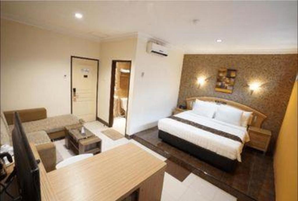 Patria Palace Hotel Blitar Kültér fotó