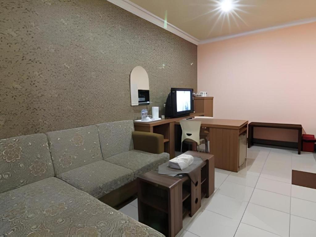 Patria Palace Hotel Blitar Kültér fotó