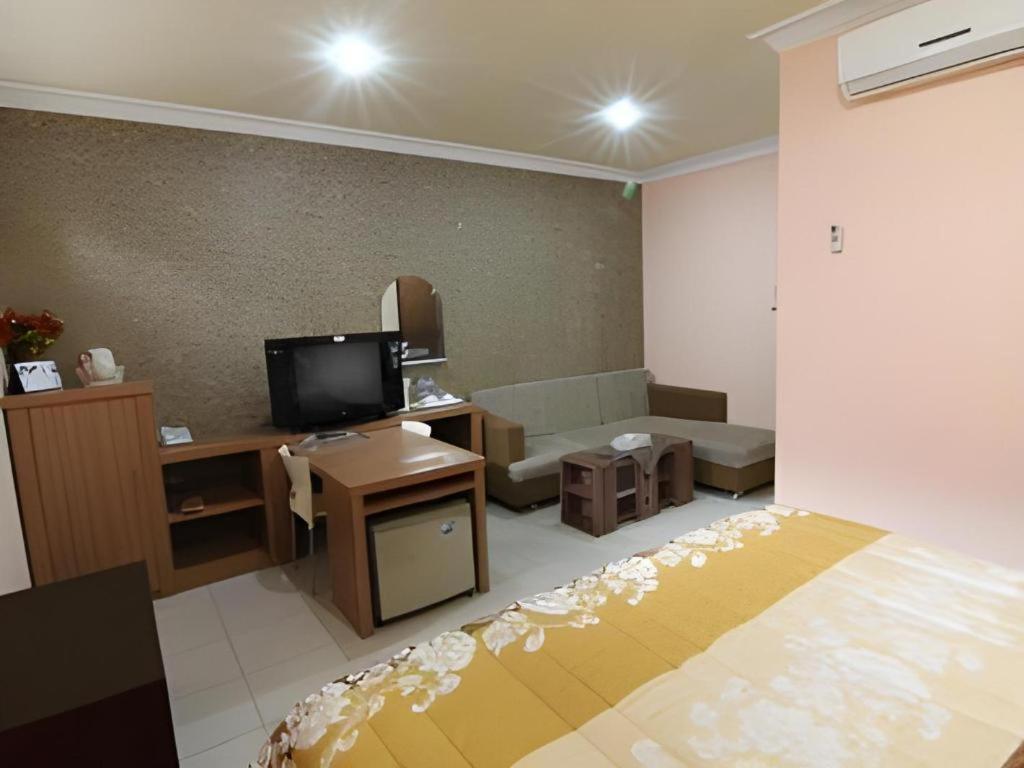 Patria Palace Hotel Blitar Kültér fotó