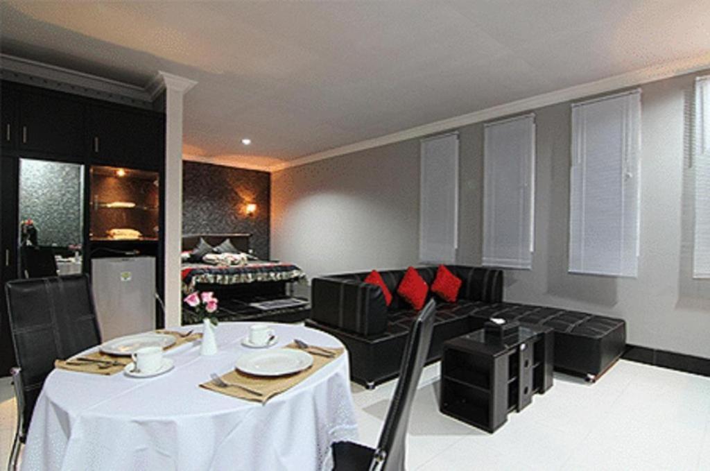 Patria Palace Hotel Blitar Kültér fotó