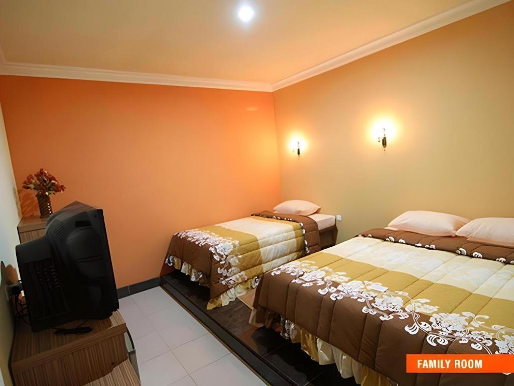 Patria Palace Hotel Blitar Kültér fotó