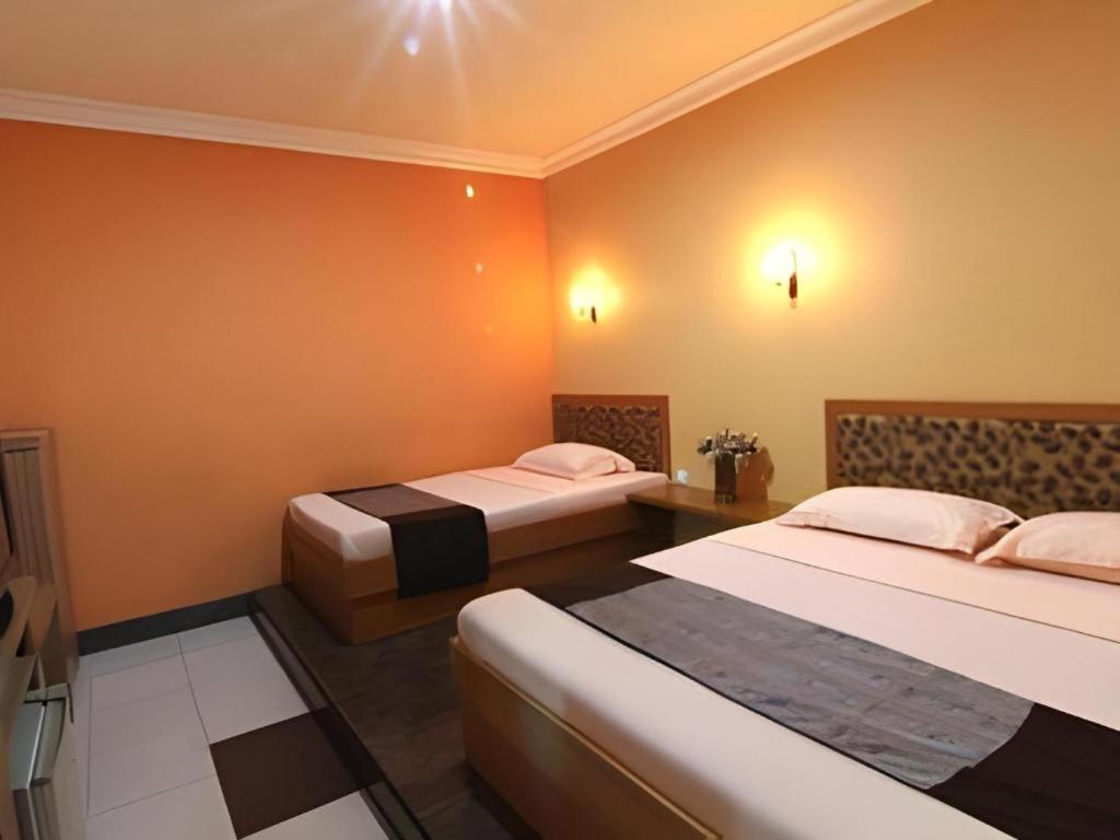 Patria Palace Hotel Blitar Kültér fotó