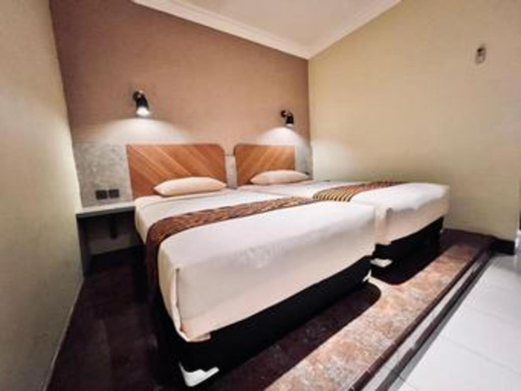 Patria Palace Hotel Blitar Kültér fotó