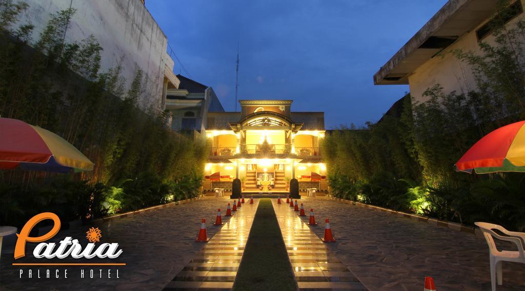 Patria Palace Hotel Blitar Kültér fotó