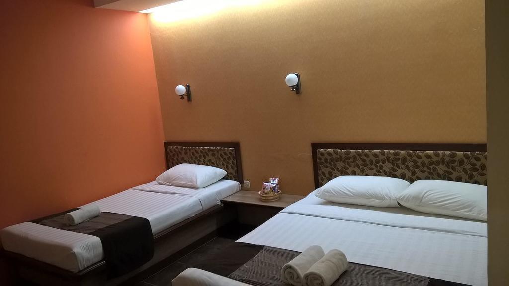 Patria Palace Hotel Blitar Kültér fotó