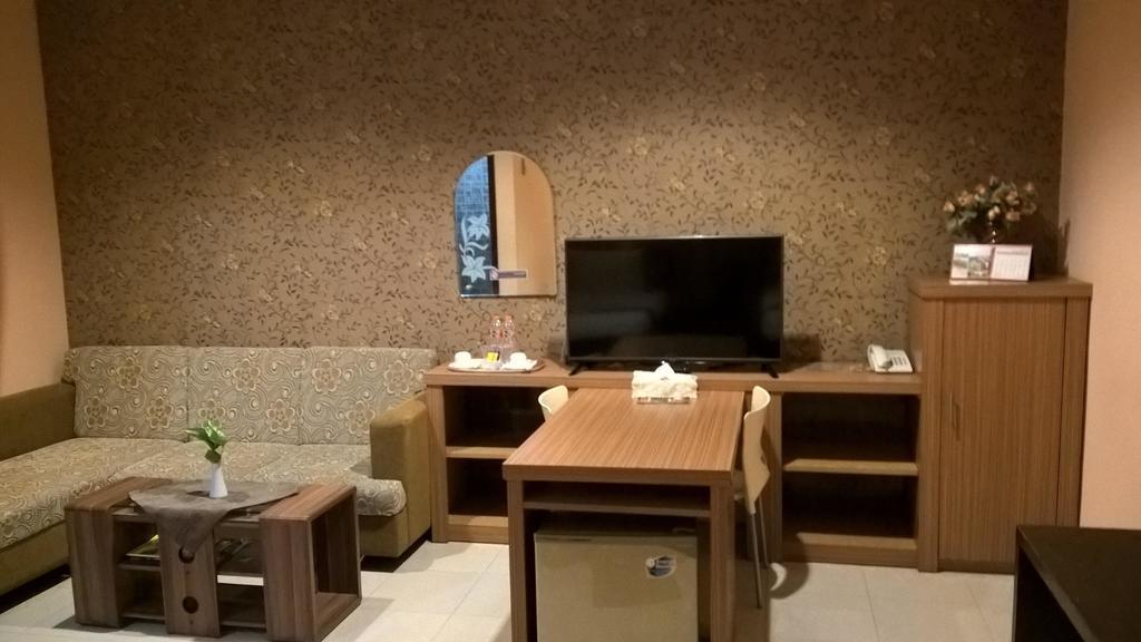 Patria Palace Hotel Blitar Kültér fotó