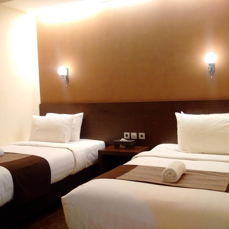 Patria Palace Hotel Blitar Kültér fotó