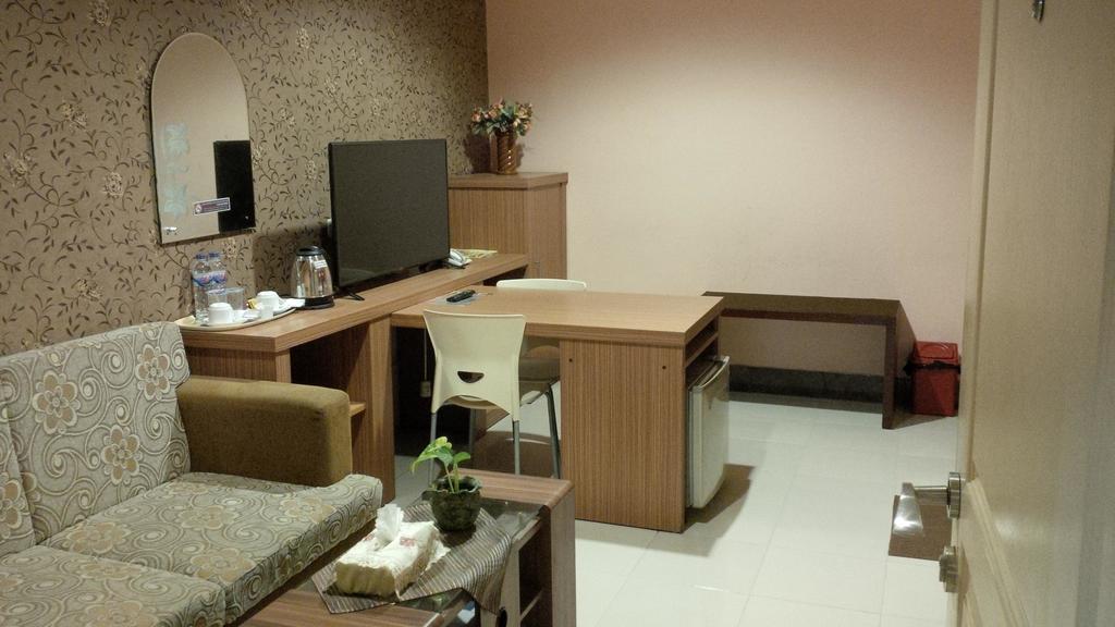 Patria Palace Hotel Blitar Kültér fotó