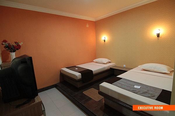 Patria Palace Hotel Blitar Kültér fotó