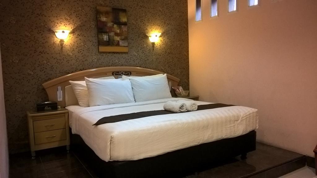 Patria Palace Hotel Blitar Szoba fotó