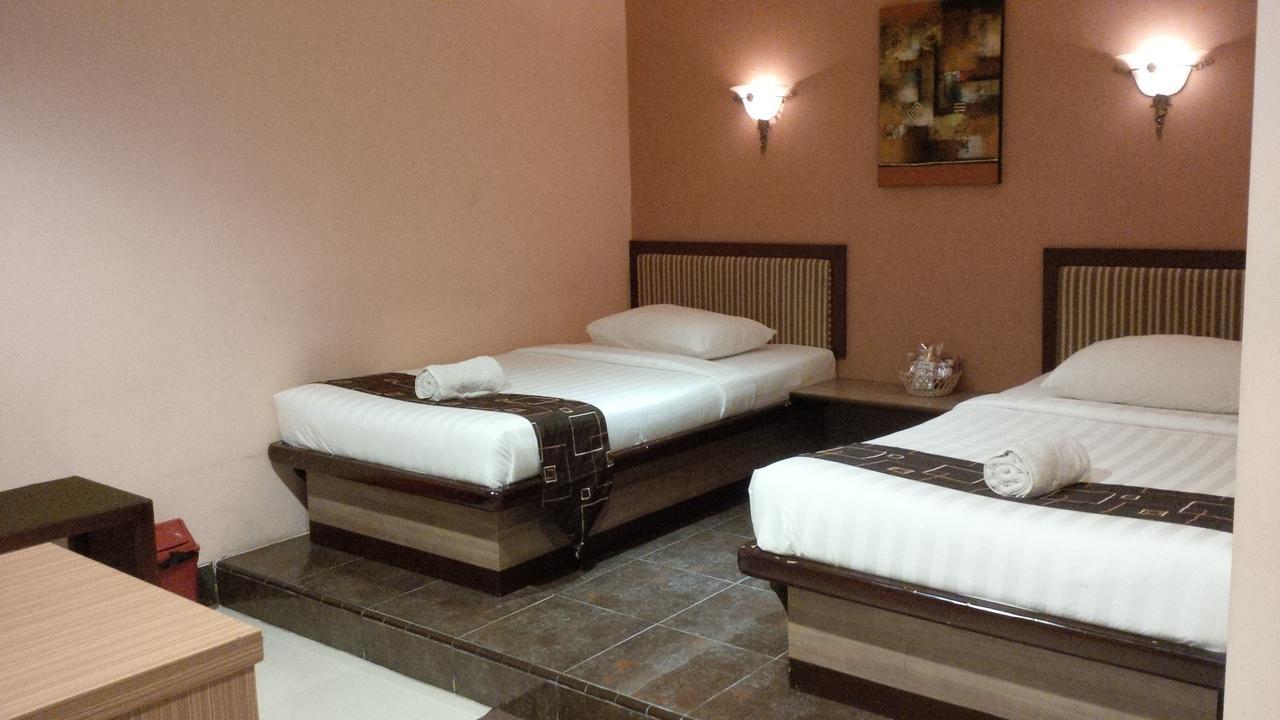 Patria Palace Hotel Blitar Szoba fotó
